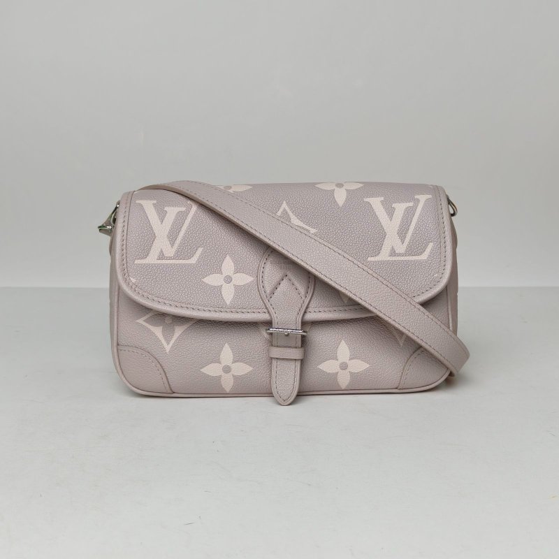 LOUIS VUITTON 灰色牛皮晶片Diane法棍包24可拆卸寬肩帶肩背包-0