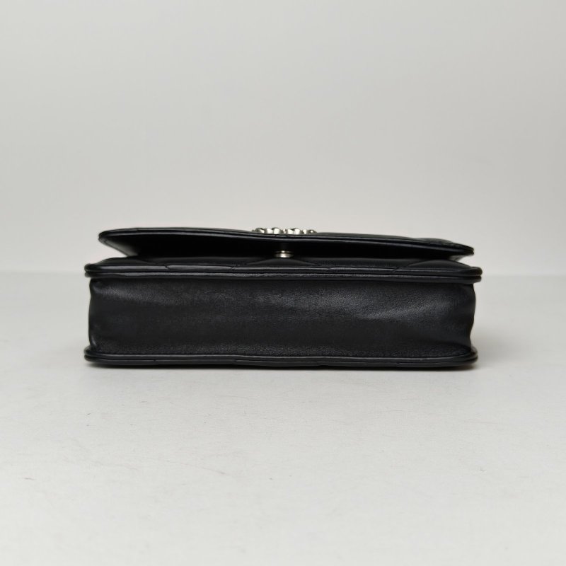 CHANEL 19BAG吸扣WOC19黑色羊皮晶片開金銀扣肩背包-4