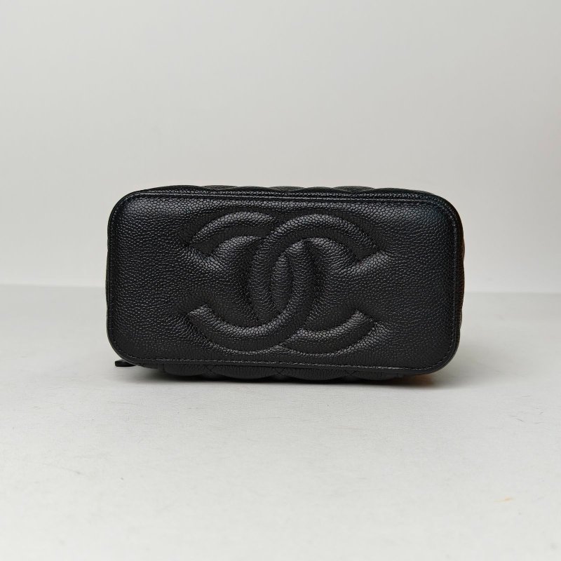 CHANEL 23P長盒子化妝包帶鏡子16黑色荔枝牛皮鐳射標金扣愛心金球肩帶肩背包-4