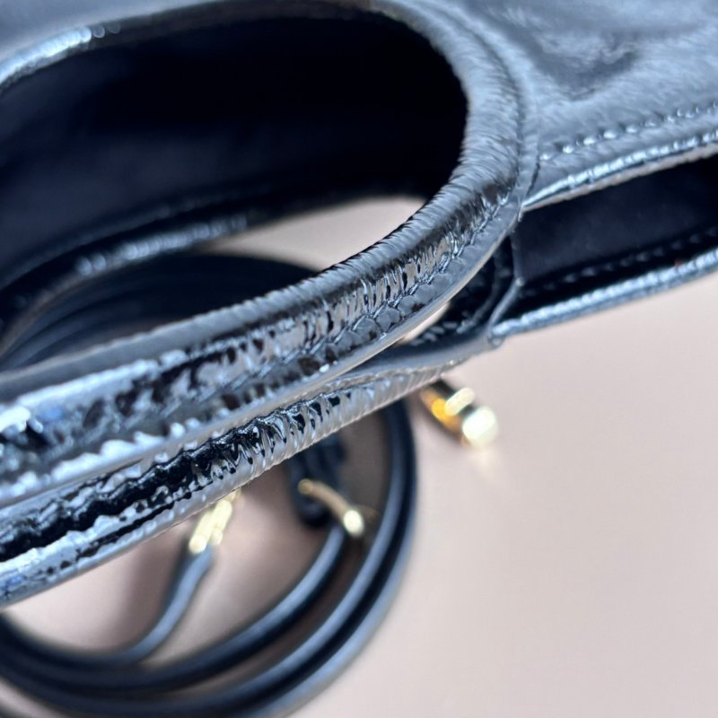 ::miumiu:: 黑亮漆皮IVY MINI托特包-6