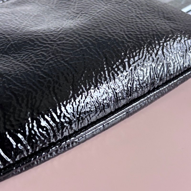 ::miumiu:: 黑亮漆皮IVY MINI托特包-10