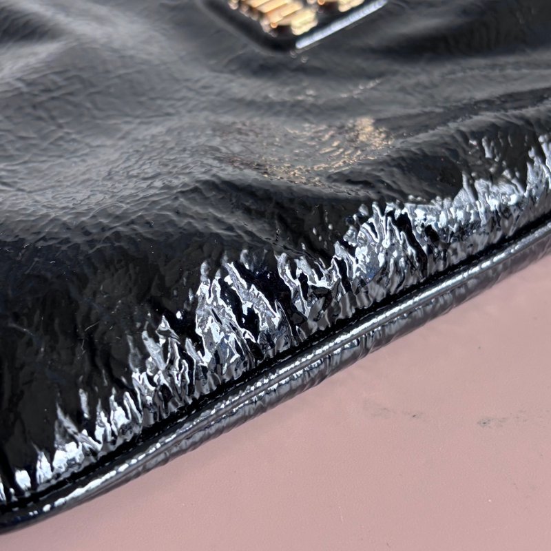 ::miumiu:: 黑亮漆皮IVY MINI托特包-16