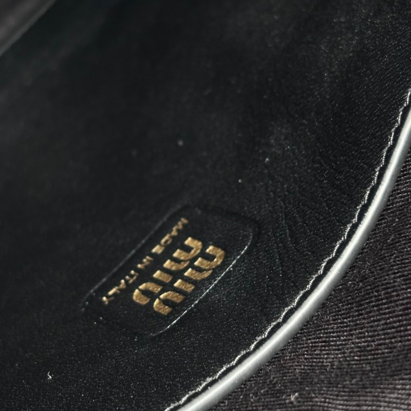 ::miumiu:: 黑亮漆皮IVY MINI托特包-21