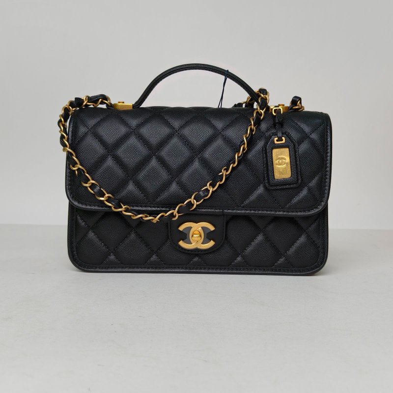CHANEL 22K手柄郵差包25黑色荔枝牛皮晶片開金扣金屬皮牌皮手柄肩背包-0