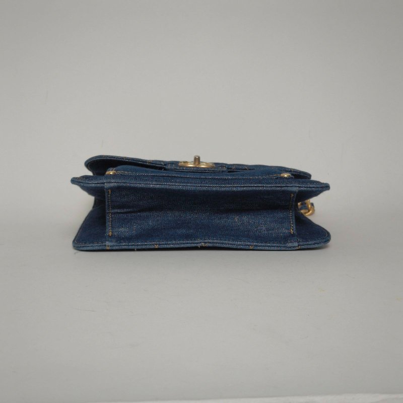 CHANEL 23S手柄郵差包22牛仔藍牛仔晶片開金扣菱格紋肩背包-4