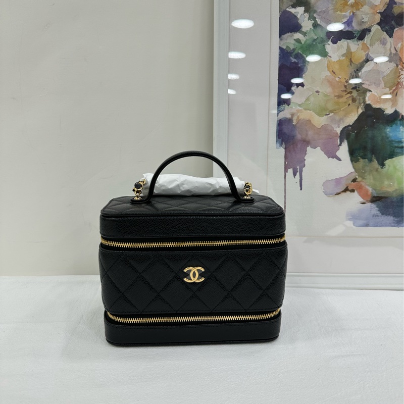 Chanel香奈兒25A黑金荔枝皮雙層化妝盒 雙拉鍊 手把化妝包 雙C吊墜鏈條 25年晶片 全新 有購證 尺寸：17x10x9cm-1
