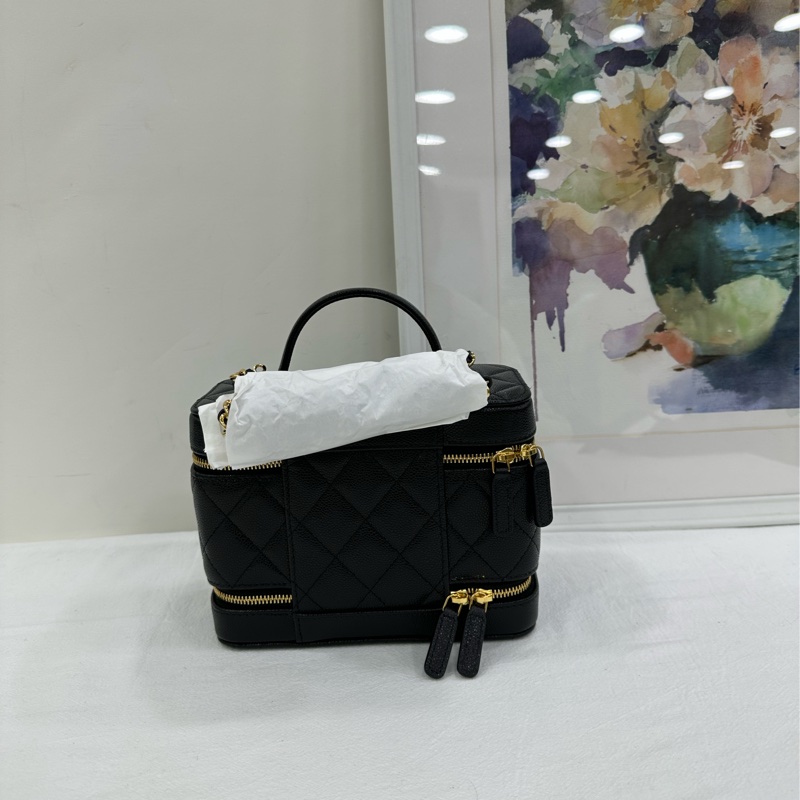 Chanel香奈兒25A黑金荔枝皮雙層化妝盒 雙拉鍊 手把化妝包 雙C吊墜鏈條 25年晶片 全新 有購證 尺寸：17x10x9cm-2