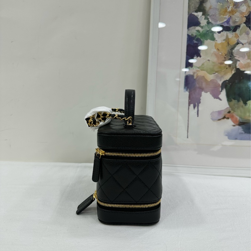 Chanel香奈兒25A黑金荔枝皮雙層化妝盒 雙拉鍊 手把化妝包 雙C吊墜鏈條 25年晶片 全新 有購證 尺寸：17x10x9cm-3