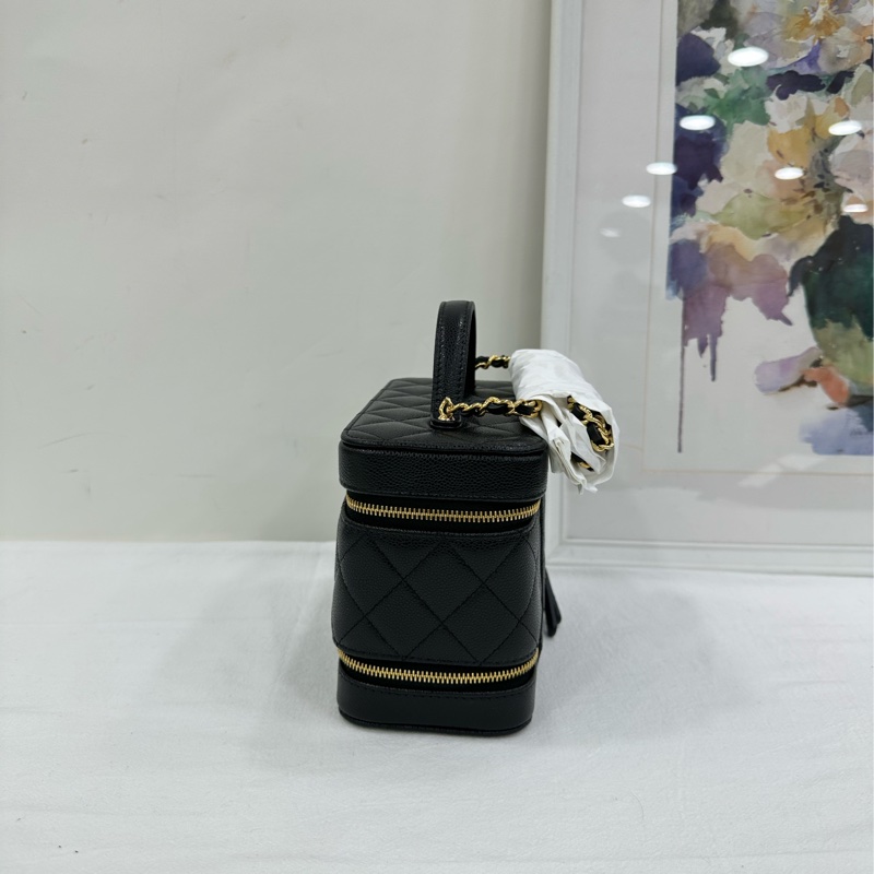 Chanel香奈兒25A黑金荔枝皮雙層化妝盒 雙拉鍊 手把化妝包 雙C吊墜鏈條 25年晶片 全新 有購證 尺寸：17x10x9cm-4