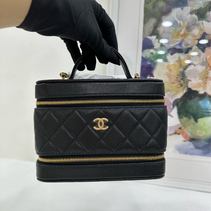Chanel香奈兒25A黑金荔枝皮雙層化妝盒 雙拉鍊 手把化妝包 雙C吊墜鏈條 25年晶片 全新 有購證 尺寸：17x10x9cm-5