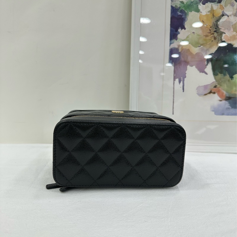 Chanel香奈兒25A黑金荔枝皮雙層化妝盒 雙拉鍊 手把化妝包 雙C吊墜鏈條 25年晶片 全新 有購證 尺寸：17x10x9cm-7