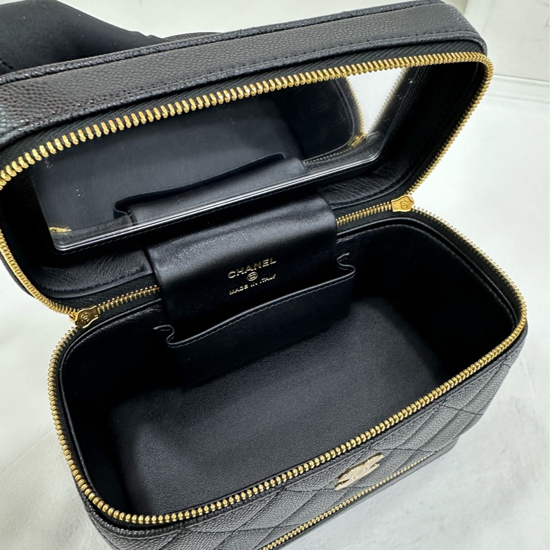 Chanel香奈兒25A黑金荔枝皮雙層化妝盒 雙拉鍊 手把化妝包 雙C吊墜鏈條 25年晶片 全新 有購證 尺寸：17x10x9cm-8