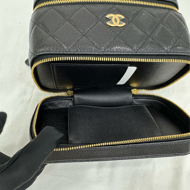 Chanel香奈兒25A黑金荔枝皮雙層化妝盒 雙拉鍊 手把化妝包 雙C吊墜鏈條 25年晶片 全新 有購證 尺寸：17x10x9cm-9