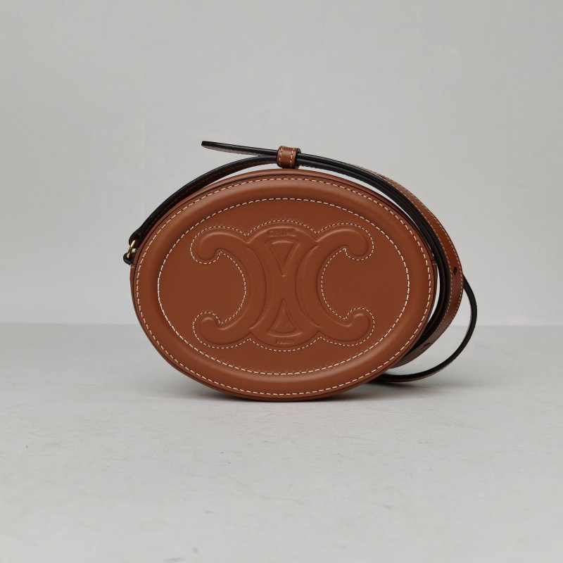CELINE 凱旋門浮雕月餅包小號16肩帶款焦糖色牛皮金扣肩背包-0