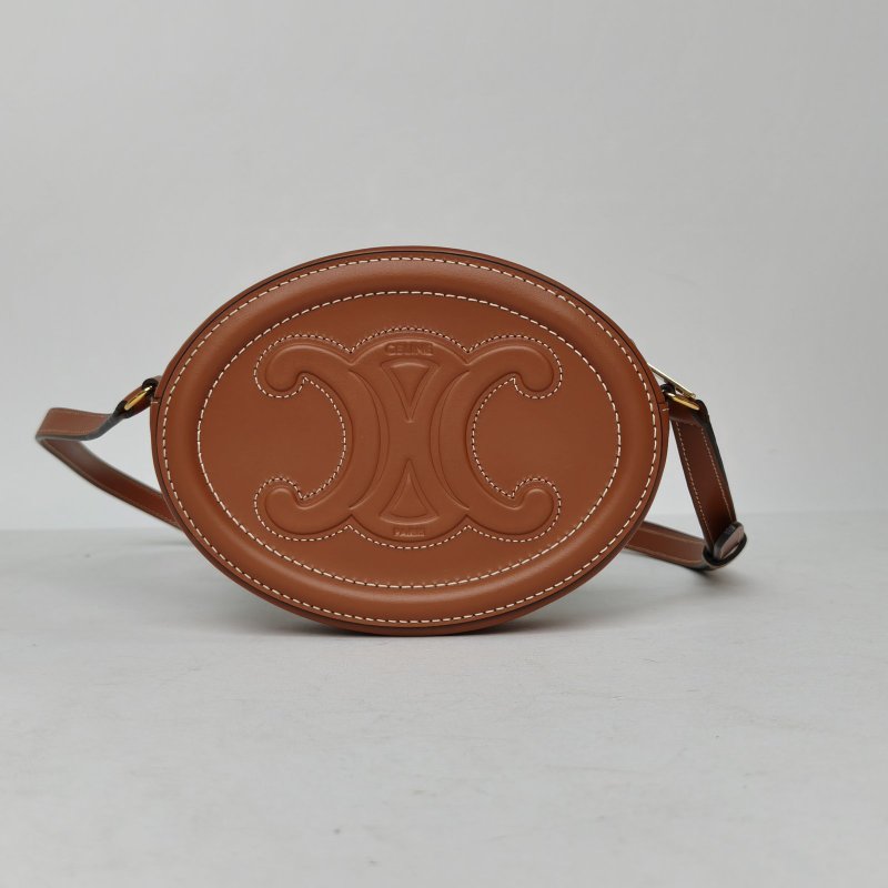 CELINE 凱旋門浮雕月餅包小號16肩帶款焦糖色牛皮金扣肩背包-2