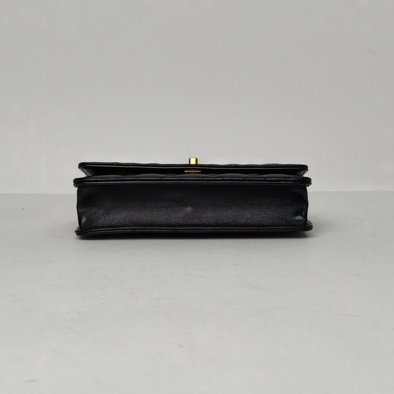 CHANEL 黑色羊皮晶片開金扣24PCFWOC19琺瑯金幣鏈條肩背包-4