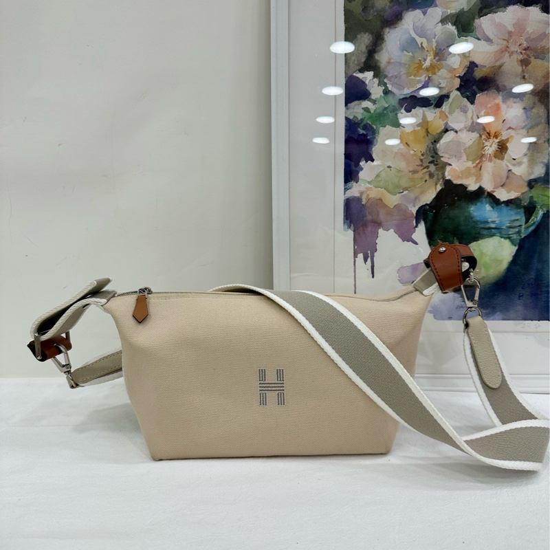 Hermes愛馬仕米白色大號帆布洗簌包飯盒 自己配了肩帶 很好用-0