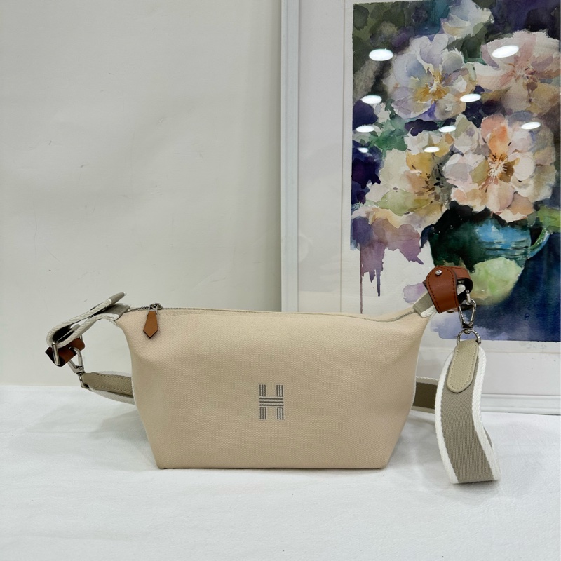 Hermes愛馬仕米白色大號帆布洗簌包飯盒 自己配了肩帶 很好用-1