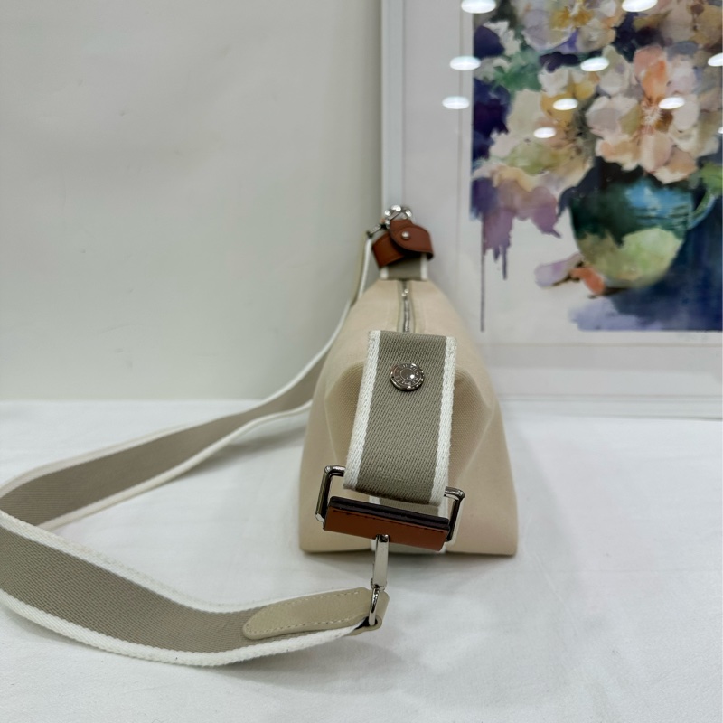 Hermes愛馬仕米白色大號帆布洗簌包飯盒 自己配了肩帶 很好用-3