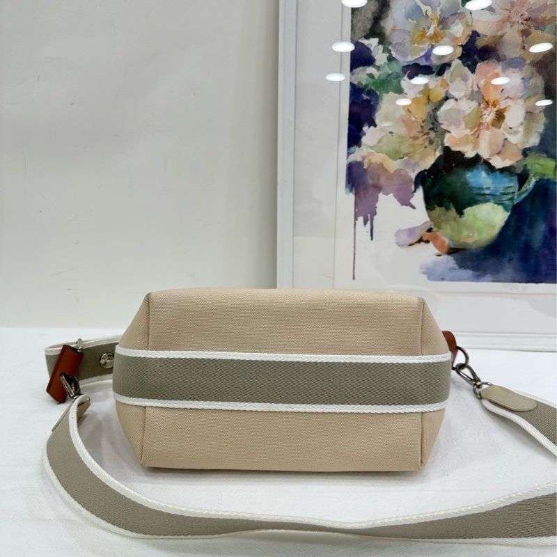 Hermes愛馬仕米白色大號帆布洗簌包飯盒 自己配了肩帶 很好用-5