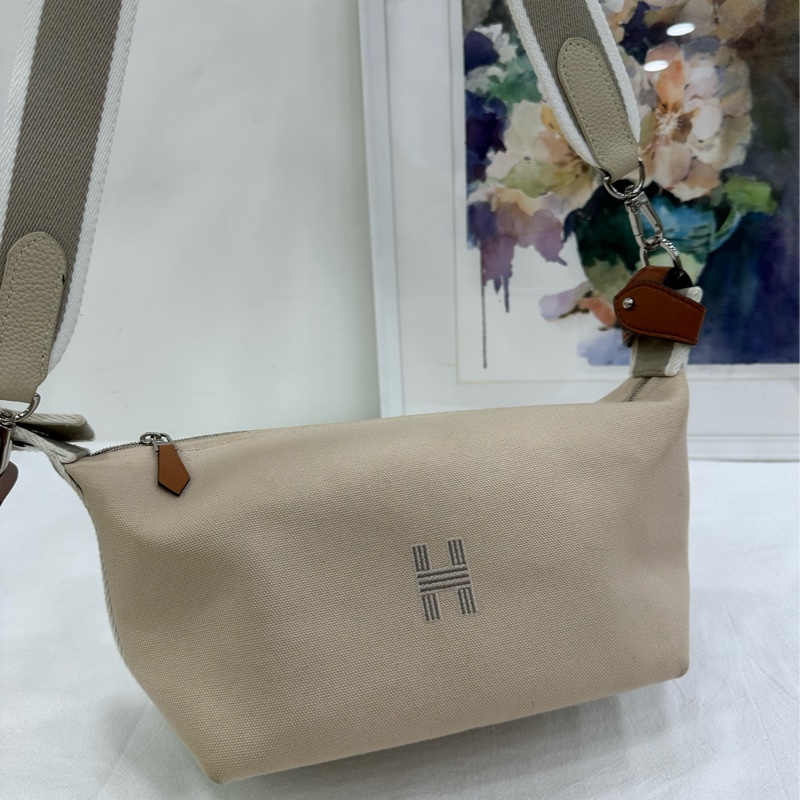 Hermes愛馬仕米白色大號帆布洗簌包飯盒 自己配了肩帶 很好用-6