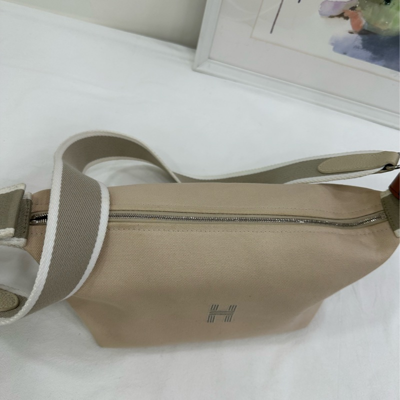 Hermes愛馬仕米白色大號帆布洗簌包飯盒 自己配了肩帶 很好用-7
