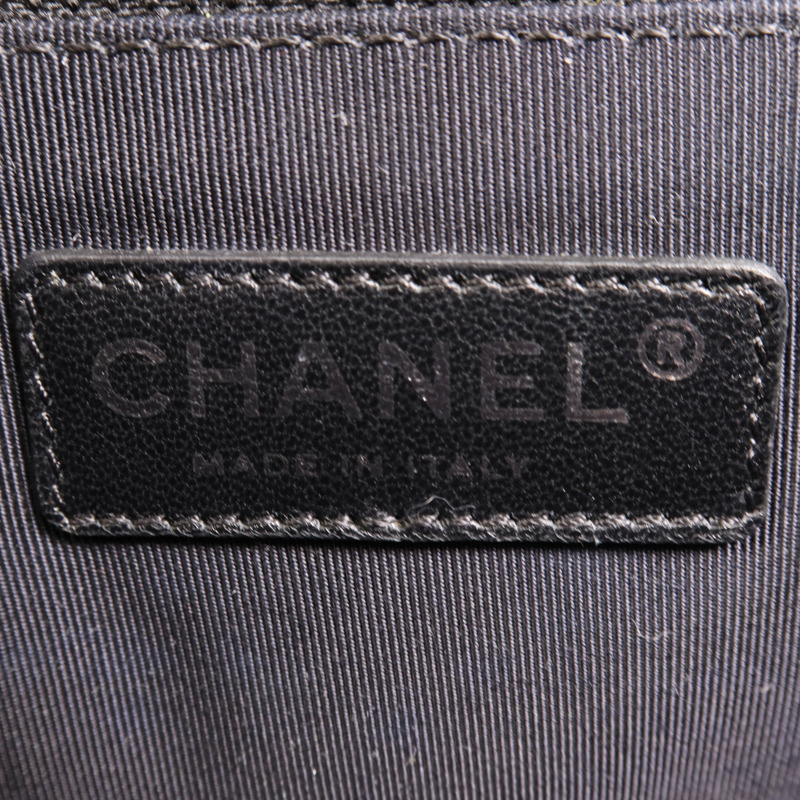 CHANEL 漆皮皮革Boy 28銀扣肩背袋-5