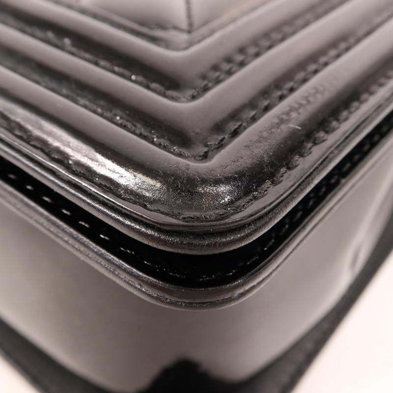 CHANEL 漆皮皮革Boy 28銀扣肩背袋-10