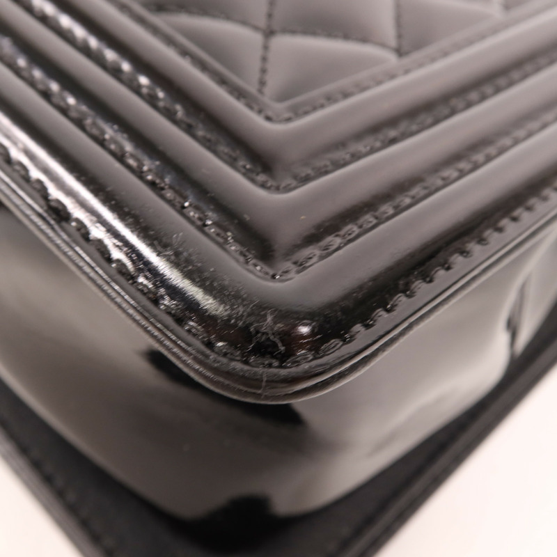 CHANEL 漆皮皮革Boy 28銀扣肩背袋-12