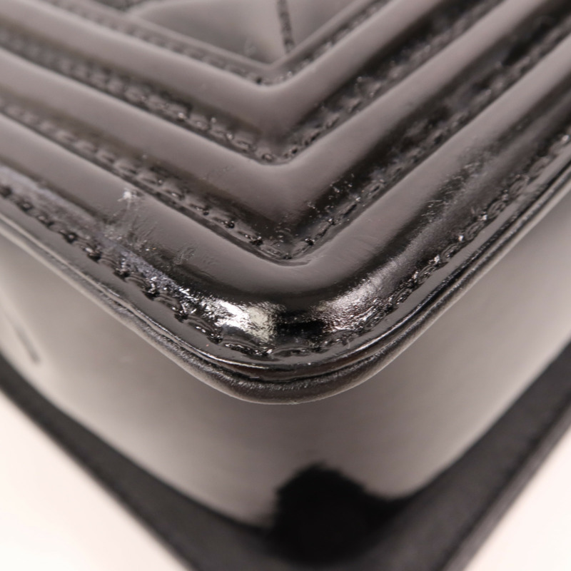 CHANEL 漆皮皮革Boy 28銀扣肩背袋-13