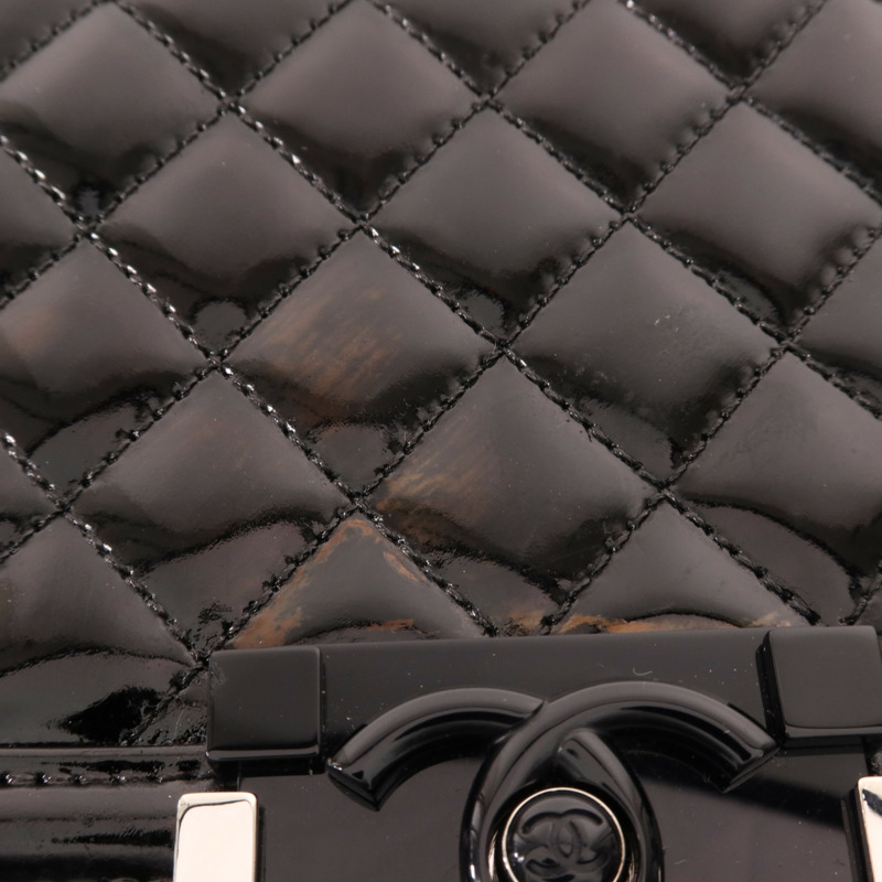 CHANEL 漆皮皮革Boy 28銀扣肩背袋-14