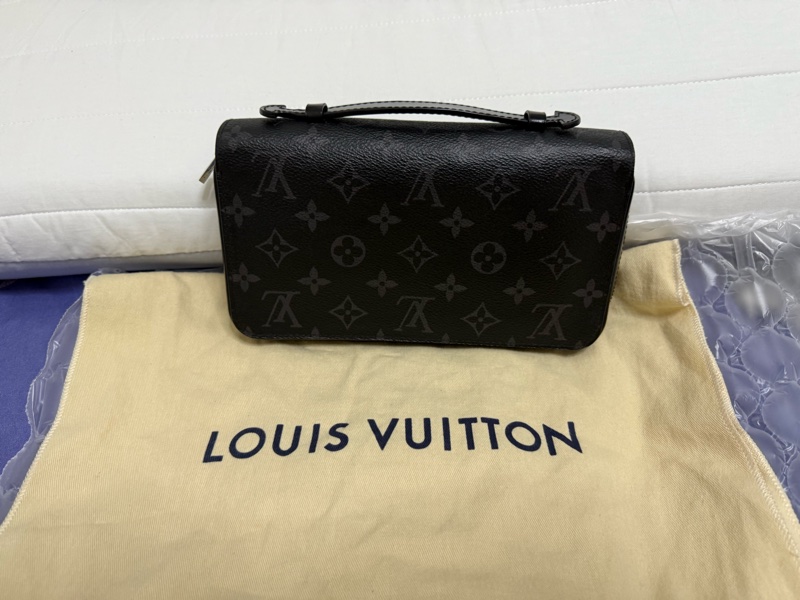 LV男士黑武士 老花 手拿包 郵差包 手機包-0