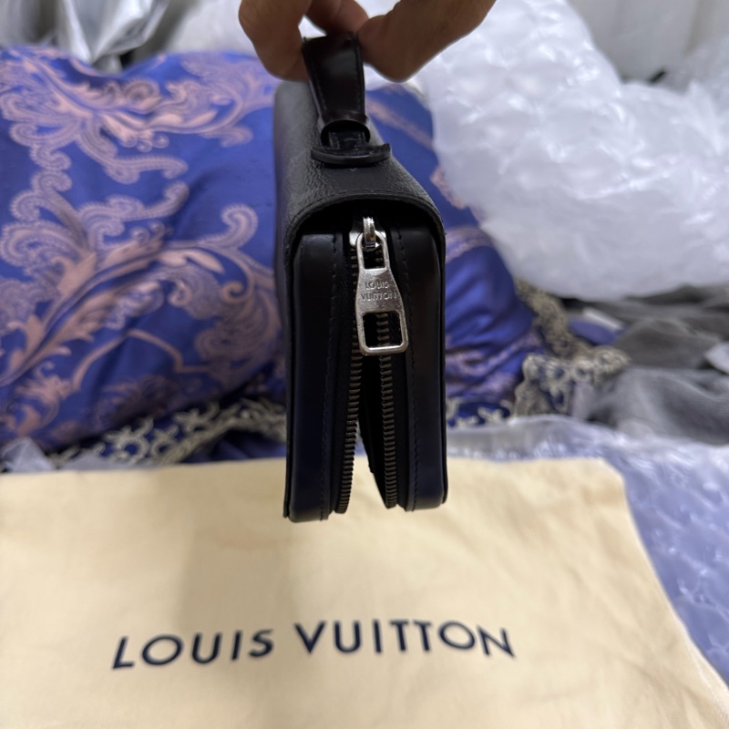 LV男士黑武士 老花 手拿包 郵差包 手機包-1