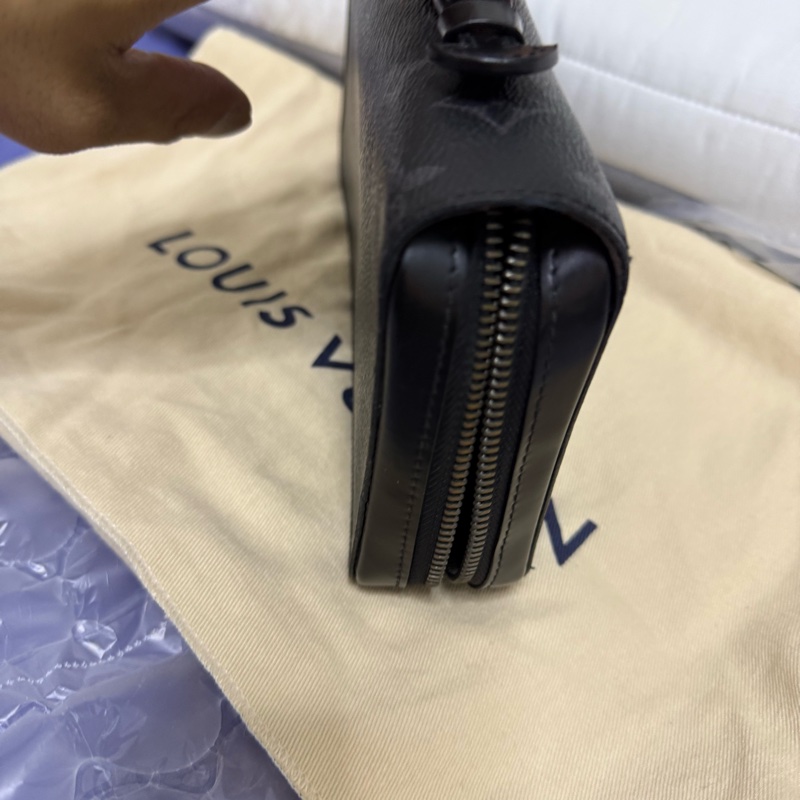 LV男士黑武士 老花 手拿包 郵差包 手機包-2