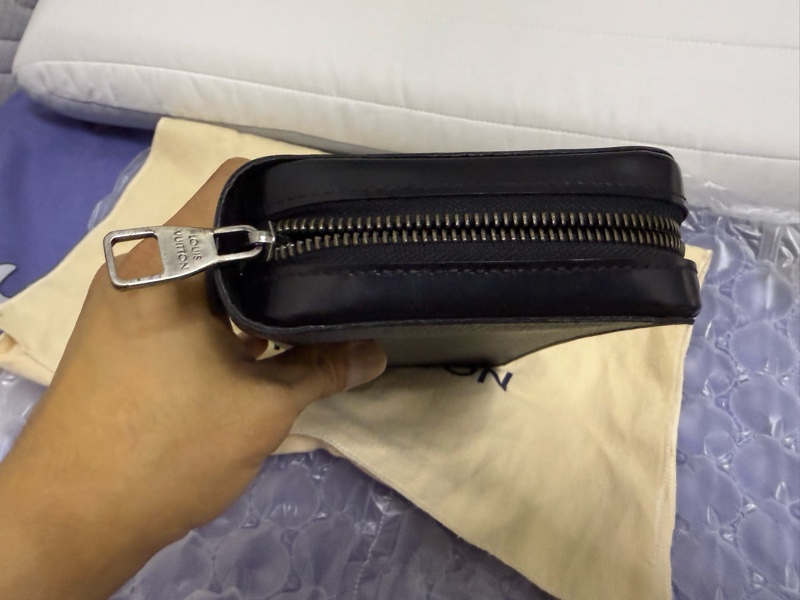 LV男士黑武士 老花 手拿包 郵差包 手機包-6