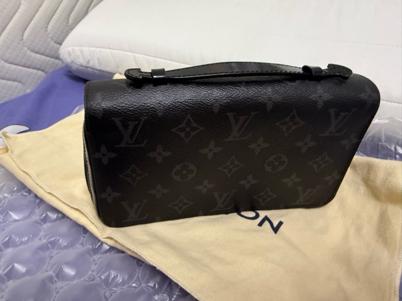 LV男士黑武士 老花 手拿包 郵差包 手機包-8