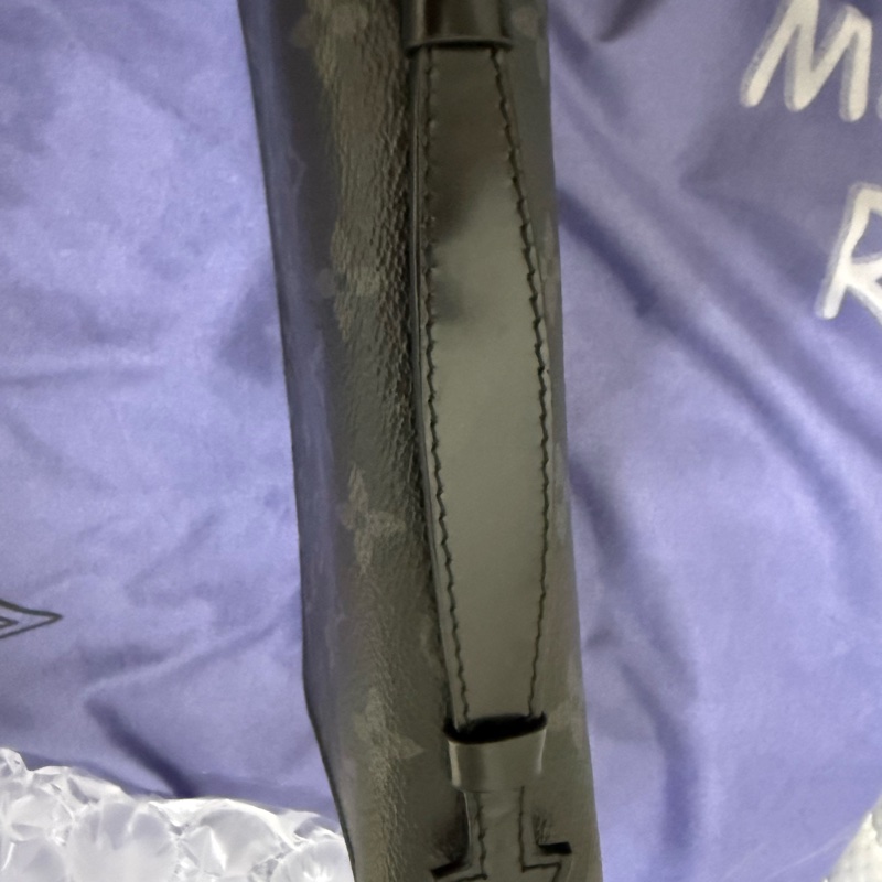 LV男士黑武士 老花 手拿包 郵差包 手機包-21