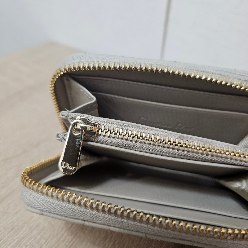 [實品超好看沙色❣️] Dior沙色羊皮金釦LadyDior拉鏈零錢卡包-9