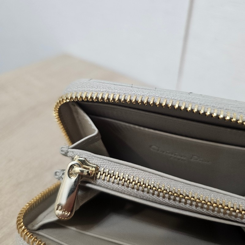 [實品超好看沙色❣️] Dior沙色羊皮金釦LadyDior拉鏈零錢卡包-10