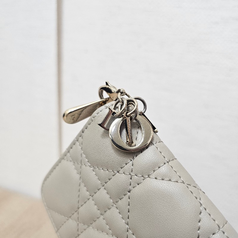 [實品超好看沙色❣️] Dior沙色羊皮金釦LadyDior拉鏈零錢卡包-17