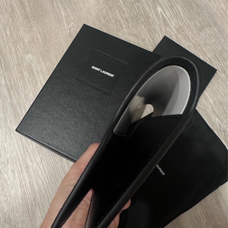 SAINT LAURENT YSL全皮黑色燙字Logo 護照套-4
