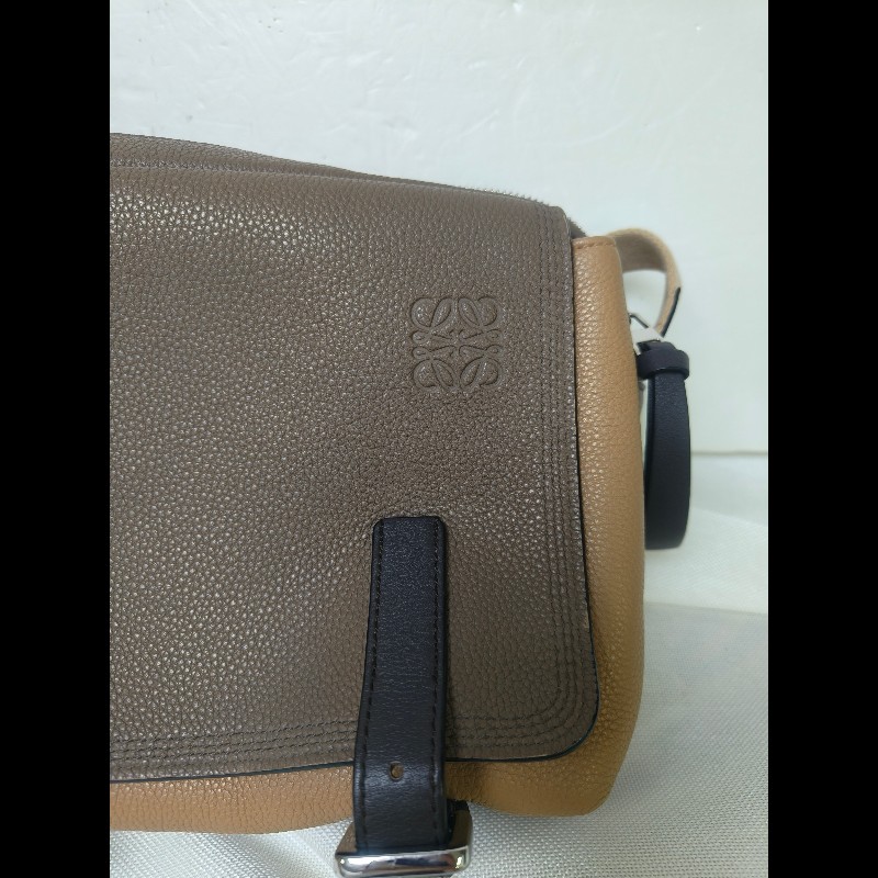 🔥年終狂降🔥【限時降價只到12/31（原31,800）】【8成新】㊣✨ LOEWE ✨(附防塵袋)羅威 拼色 雙釦 小牛皮 皮革 郵差包 側背包 斜背包/男女可用/二手包/保證正品🌳二手樹屋🌳-14