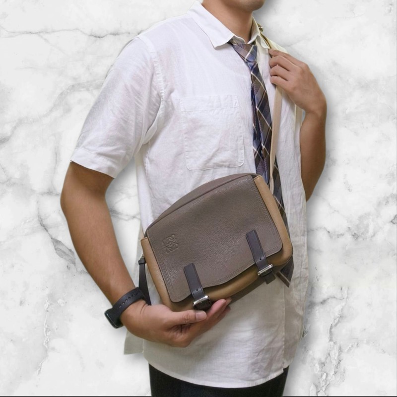 🔥年終狂降🔥【限時降價只到12/31（原31,800）】【8成新】㊣✨ LOEWE ✨(附防塵袋)羅威 拼色 雙釦 小牛皮 皮革 郵差包 側背包 斜背包/男女可用/二手包/保證正品🌳二手樹屋🌳-43