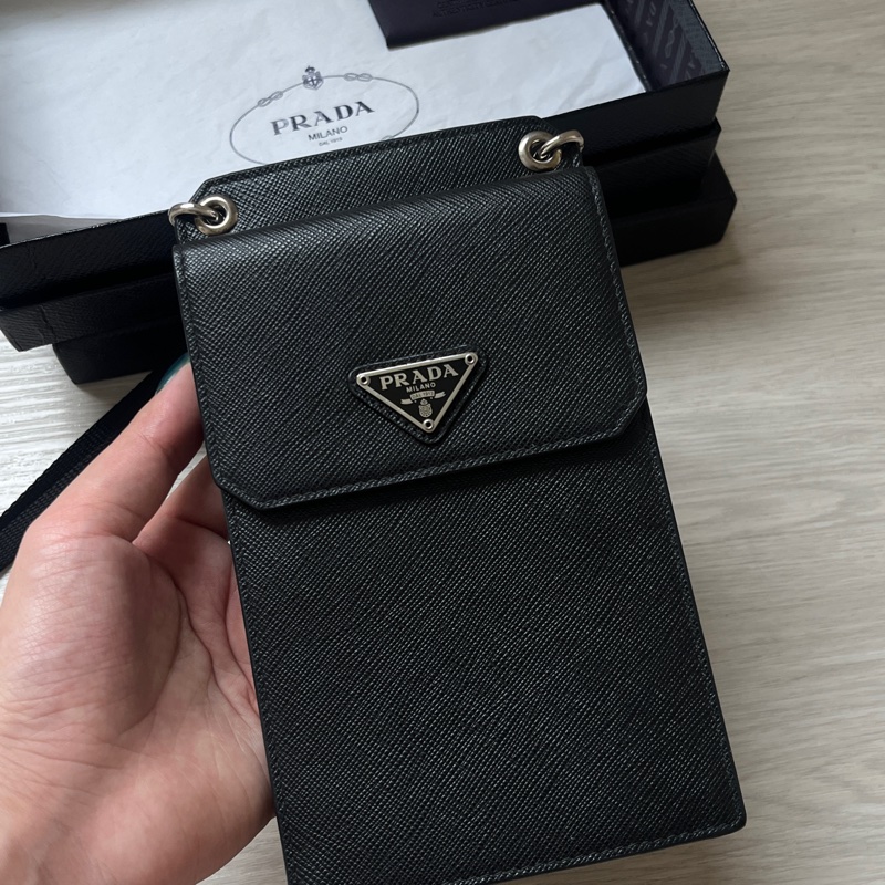Prada十字牛皮手機包-1