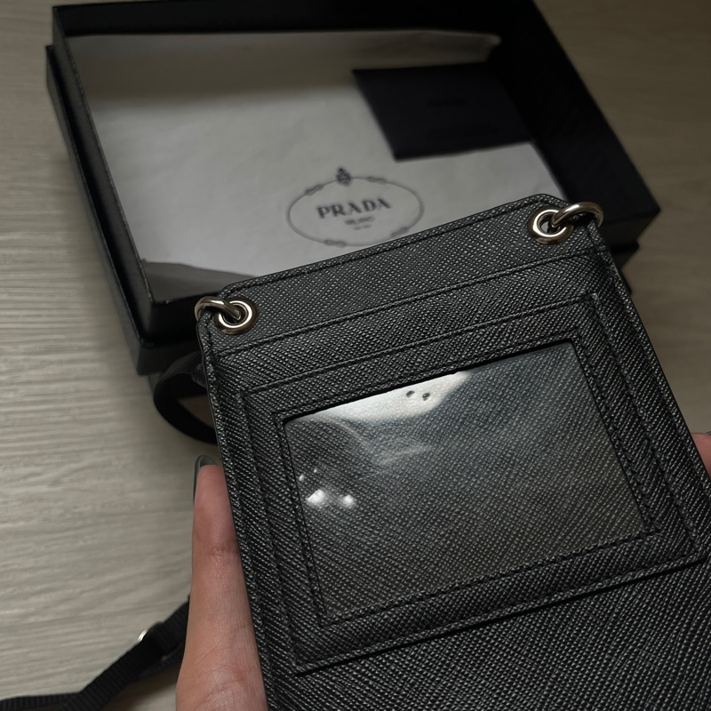 Prada十字牛皮手機包-3