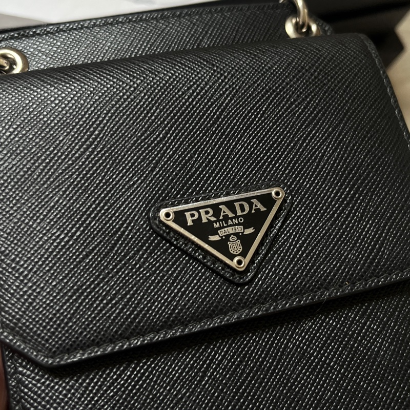 Prada十字牛皮手機包-5