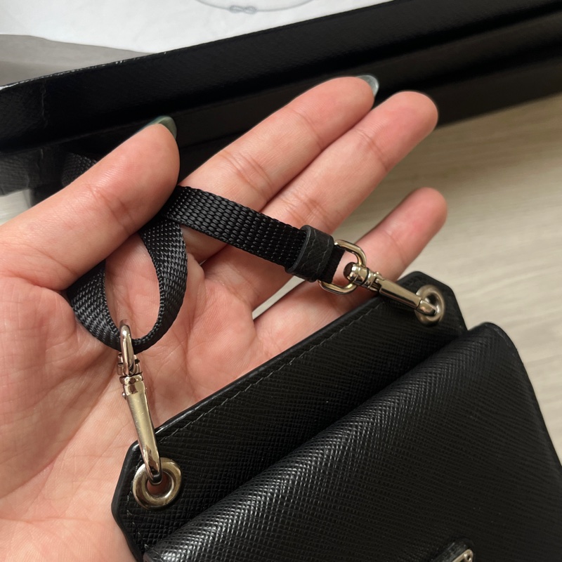 Prada十字牛皮手機包-6