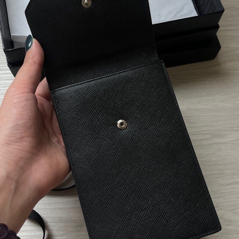 Prada十字牛皮手機包-8