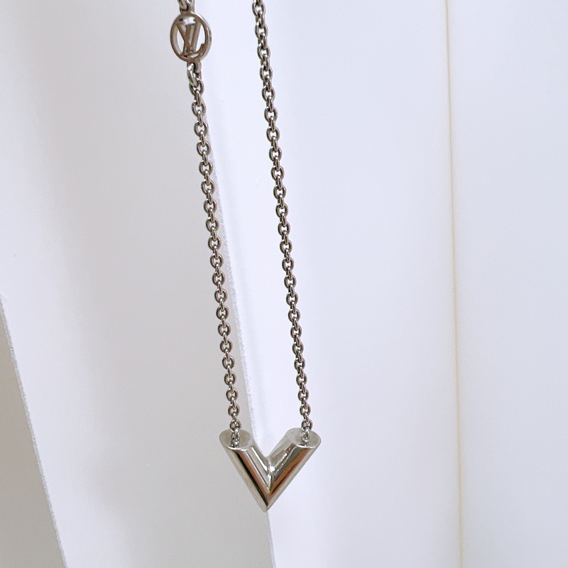 Lv essential v 銀色項鍊-1