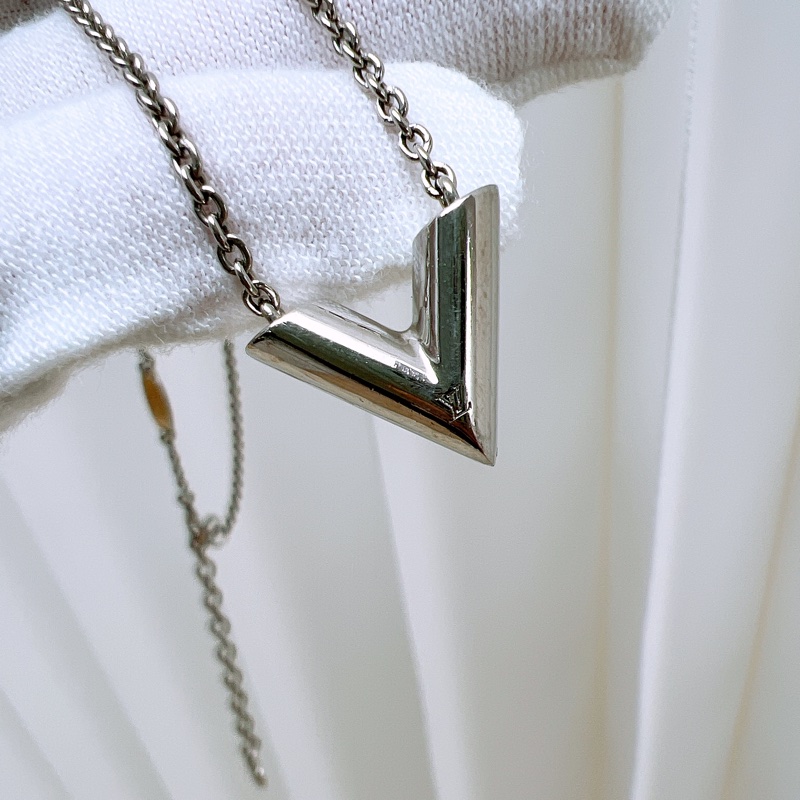 Lv essential v 銀色項鍊-2